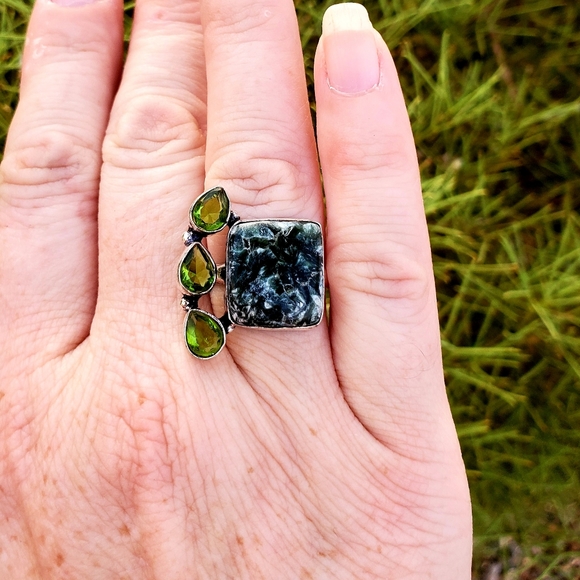 New Seraphinite & Peridot Silver Ring. - Picture 4 of 12